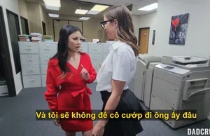 Nữ sinh thử quần da và muốn quan hệ tình dục.