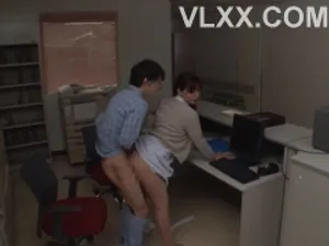 Nữ thần môi đỏ với mái tóc dài và trâm cài ngọc trai ở trên và quan hệ tình dục với bạn trai đẹp trai và khỏe mạnh của mình trong một tiếng rưỡi