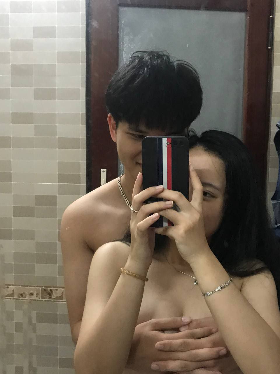 Em nhân viên massage bí mật nhét cu vào lồn