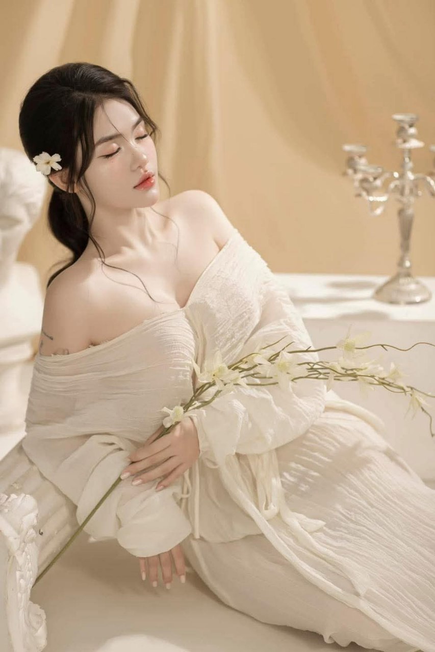 Nữ diễn viên xịnh đẹp và anh đạo diễn trúng số trong chuyến công tác